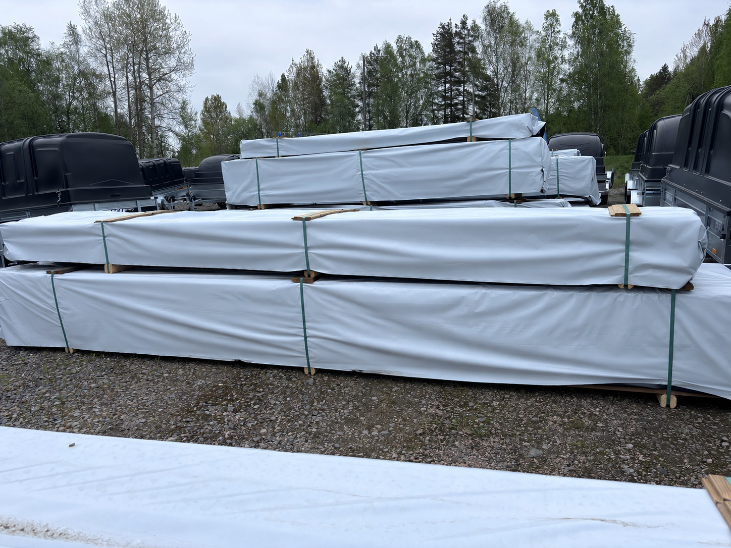 Puutavaraeriä pakattuna Nurmijärven varastoalueella